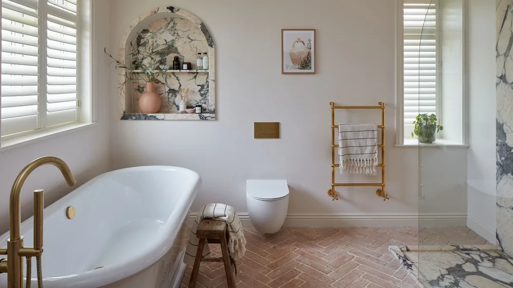Niche cintrée et robinetterie en laiton doré, salle de bain marocaine esprit hammam