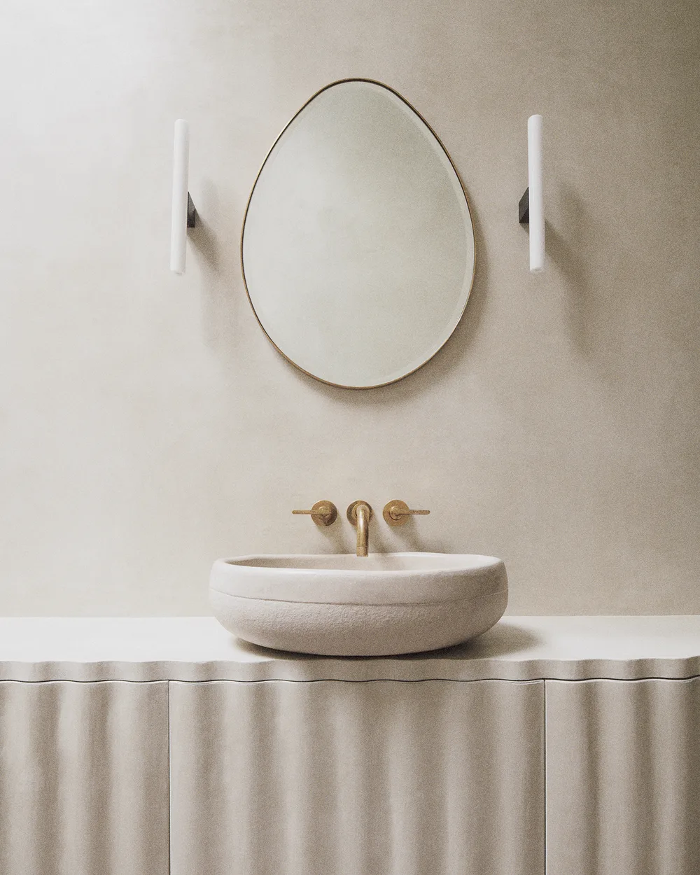 Vasque en pierre sur plan cannelé en tadelakt, salle de bain marocaine épurée