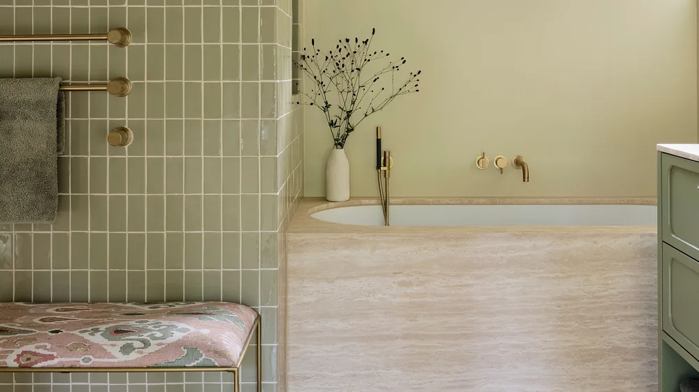Zellige vert d'eau et tapis berbère dans une salle de bain marocaine