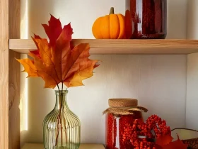 Grand vase de feuillages d'automne séchés sur une étagère