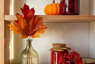 Grand vase de feuillages d'automne séchés sur une étagère