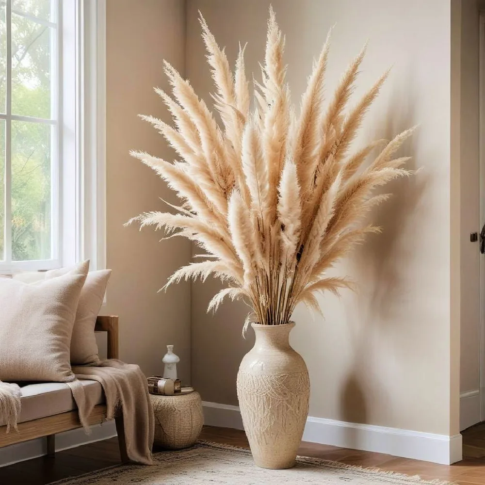Grand vase de pampa beige dans un salon d'automne