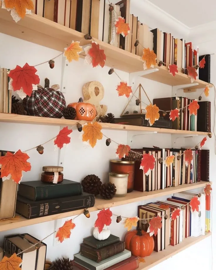 Guirlande de feuilles d'automne drapée sur des étagères de bibliothèque