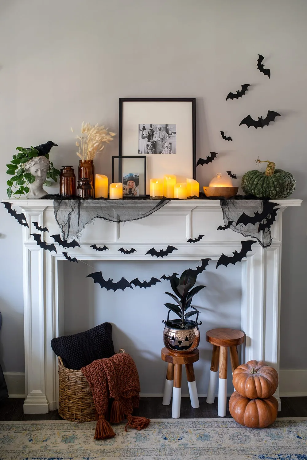 Manteau de cheminée d'Halloween chic aux touches noires graphiques