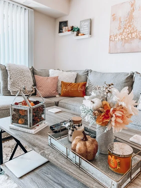 Plateau décoratif d'automne composé sur une table basse